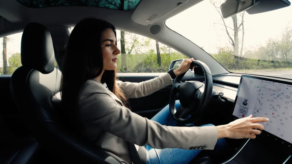 conducteur de véhicule électrique à la recherche de bornes de recharge pour véhicules électriques