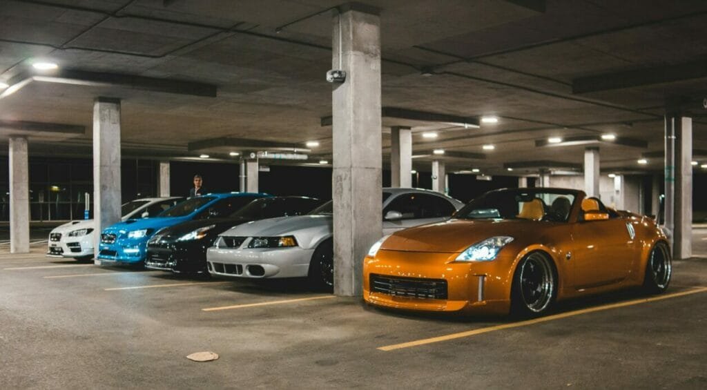 voitures électriques garées sur le parking