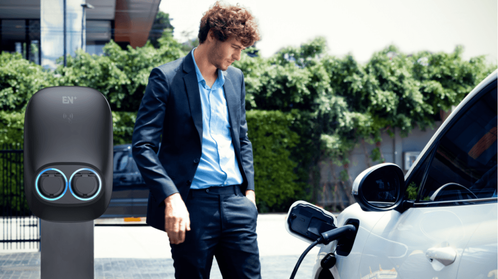 propriétaire d'un véhicule électrique chargeant un véhicule électrique à un point de recharge