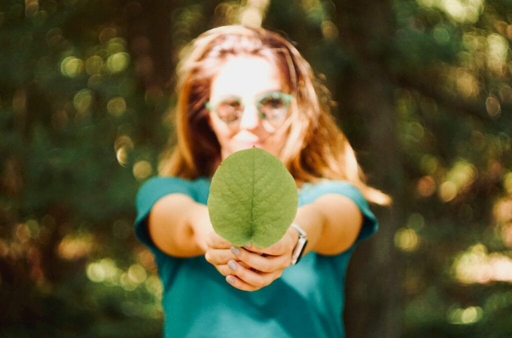 Une femme a pris une feuille