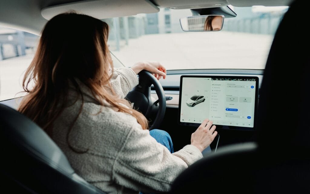 une femme assise dans un véhicule électrique (VE)