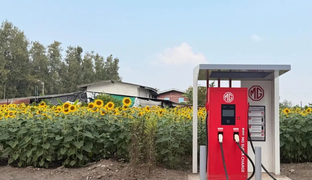 Thailand university collaboration group photo